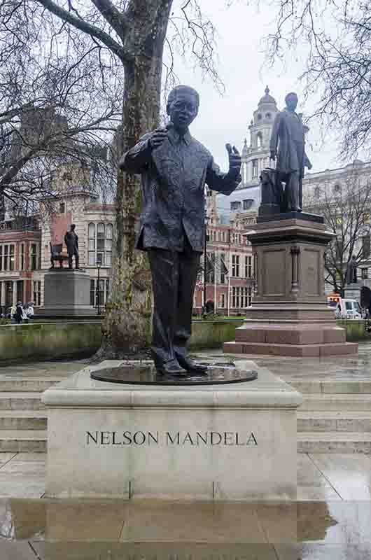 43 - Inglaterra - Londres - plaza del Parlamento - estatua de Nelson Mandela